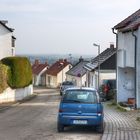 Straßenszene im Vorort mit Fernblick, Wiesbaden