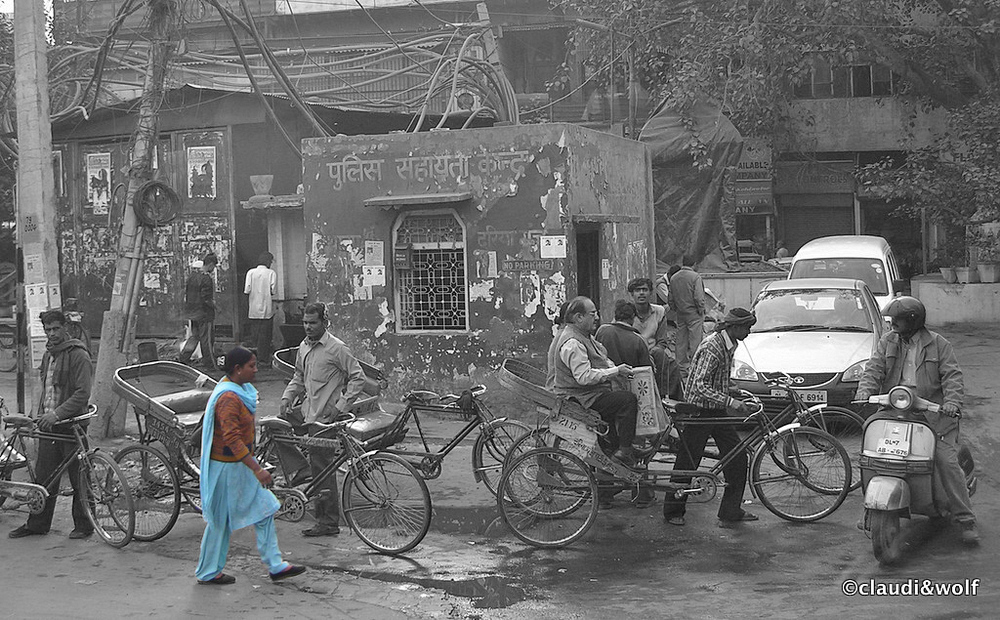 STRAßENSZENE IN DELHI ( FOTOGRAFIERT VON ATTEMPTO AUS DEM BUS)