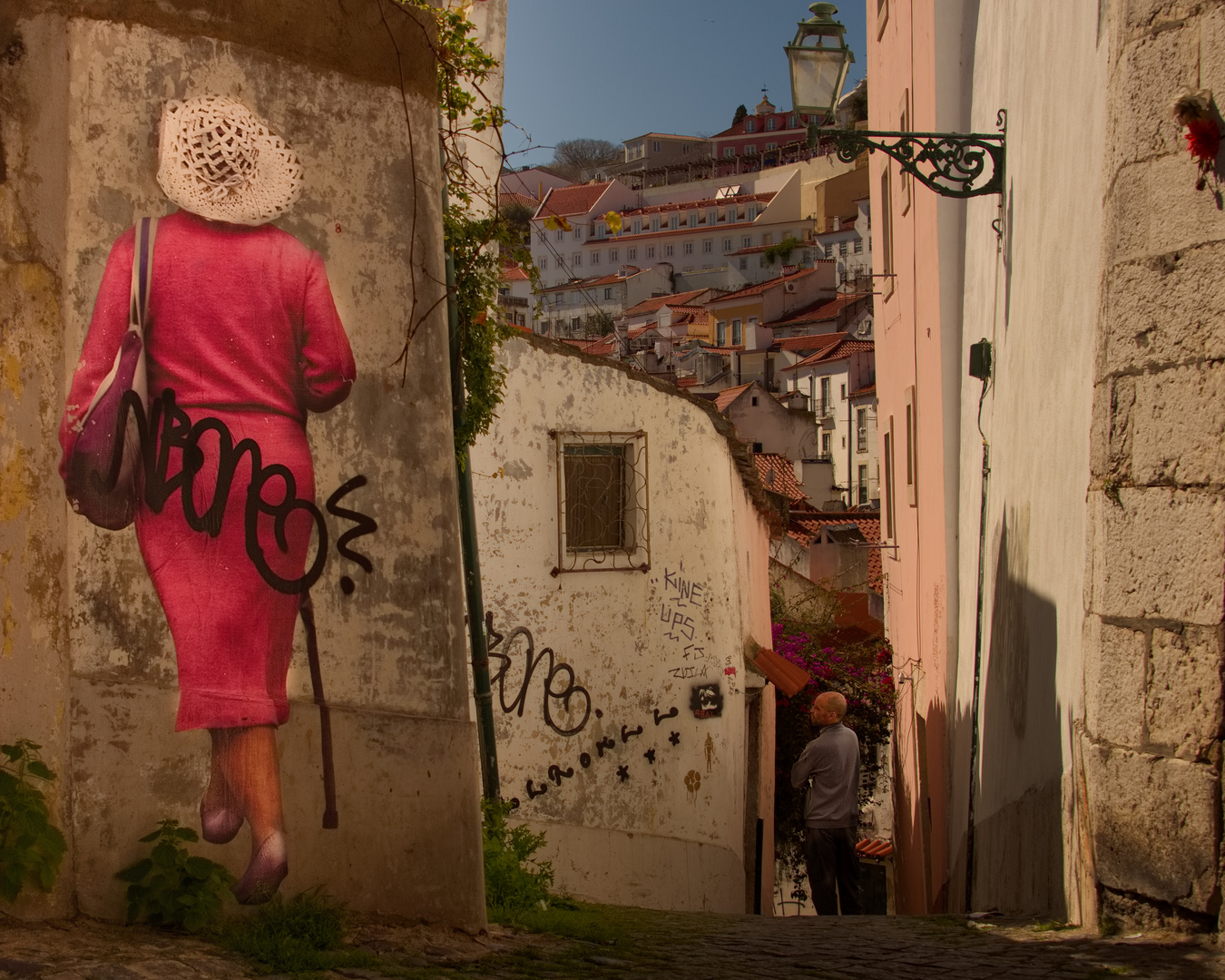 Straßenszene in der Altstadt von Lissabon