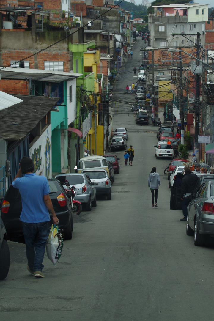 Straßenszene in der Favela Paraisopolis