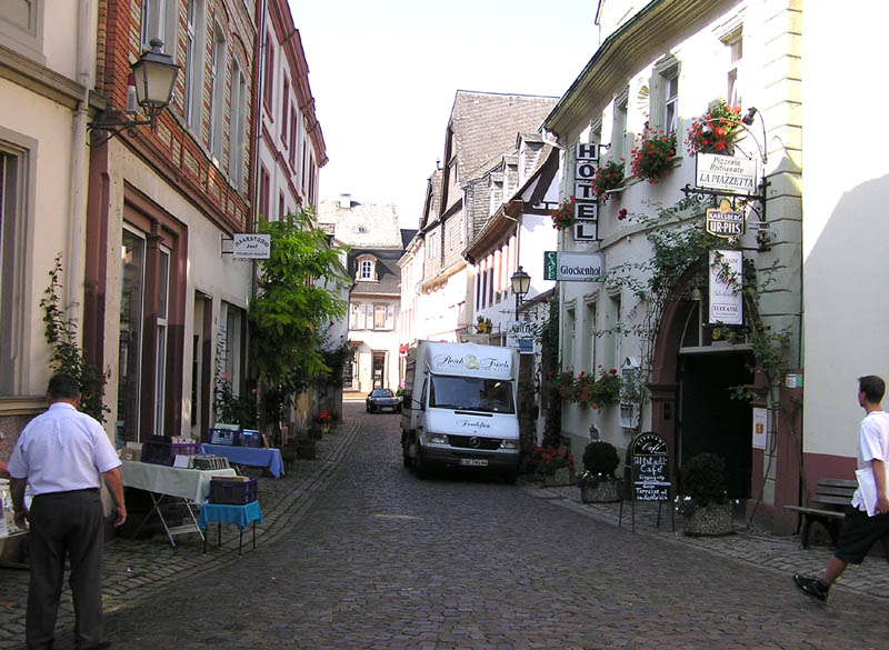 Straßenszene in einem rheinischen Städtchen