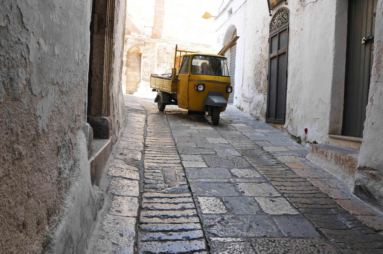 Straßenszene in Ostuni, Apulien 1