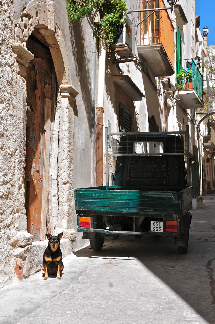 Straßenszene in Ostuni, Apulien