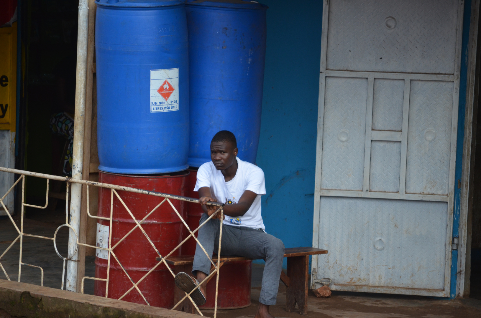 Strassenszene in Südost- Uganda in der Äquatorregion