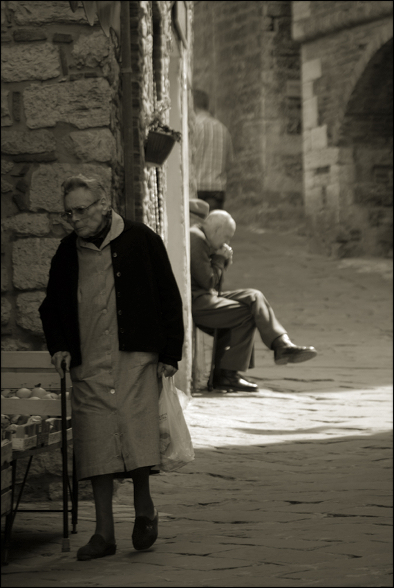 strassenszene in suvereto (maremma-toscana)