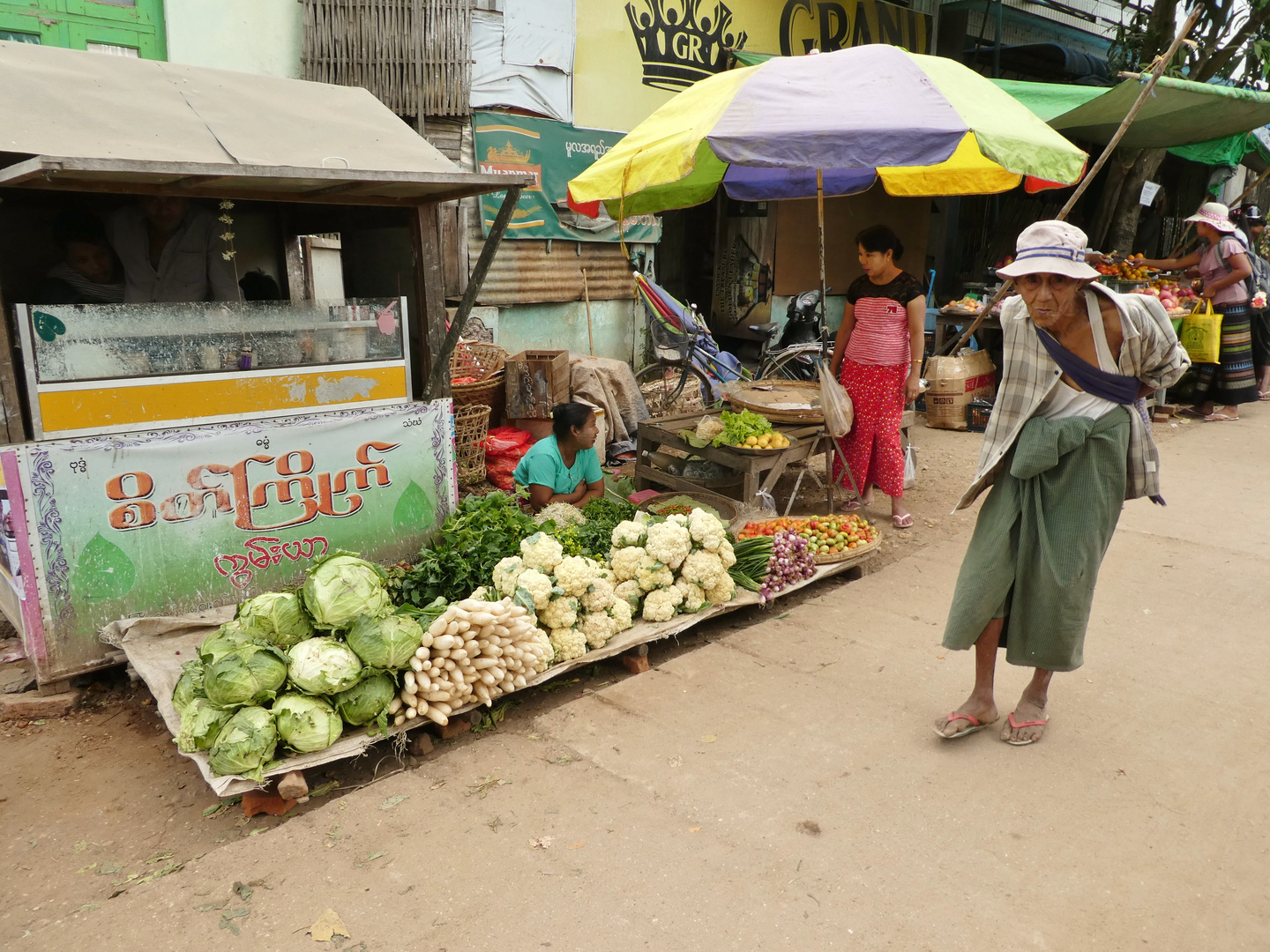 Straßenszene in Thayet Myo  -  Myanmar