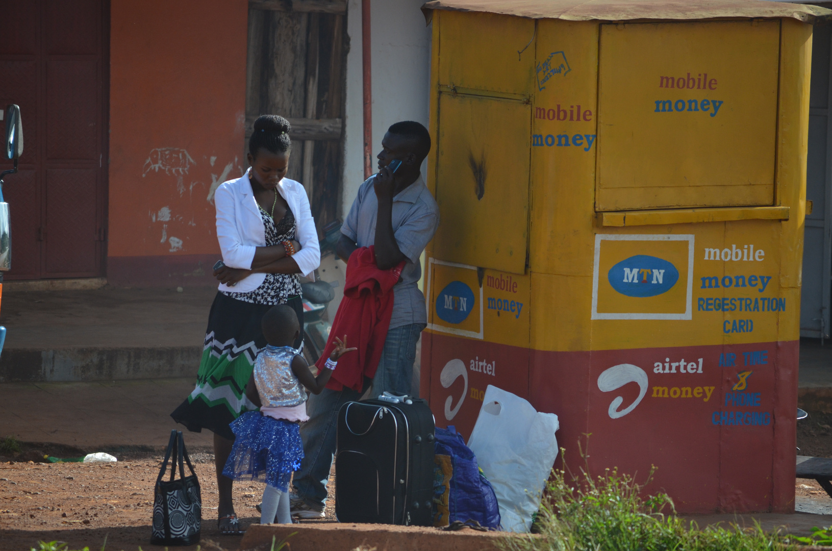 Strassenszene mit Familie in der Nähe von Buwama (Südost-Uganda)