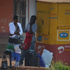 Strassenszene mit Familie in der Nähe von Buwama (Südost-Uganda)