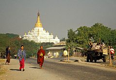 Strassenszene mit Patodawgyi-Pagode