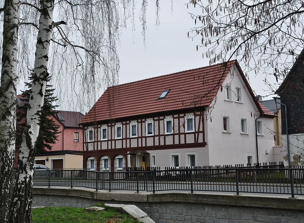 Straßenszene mit Umgebindehaus