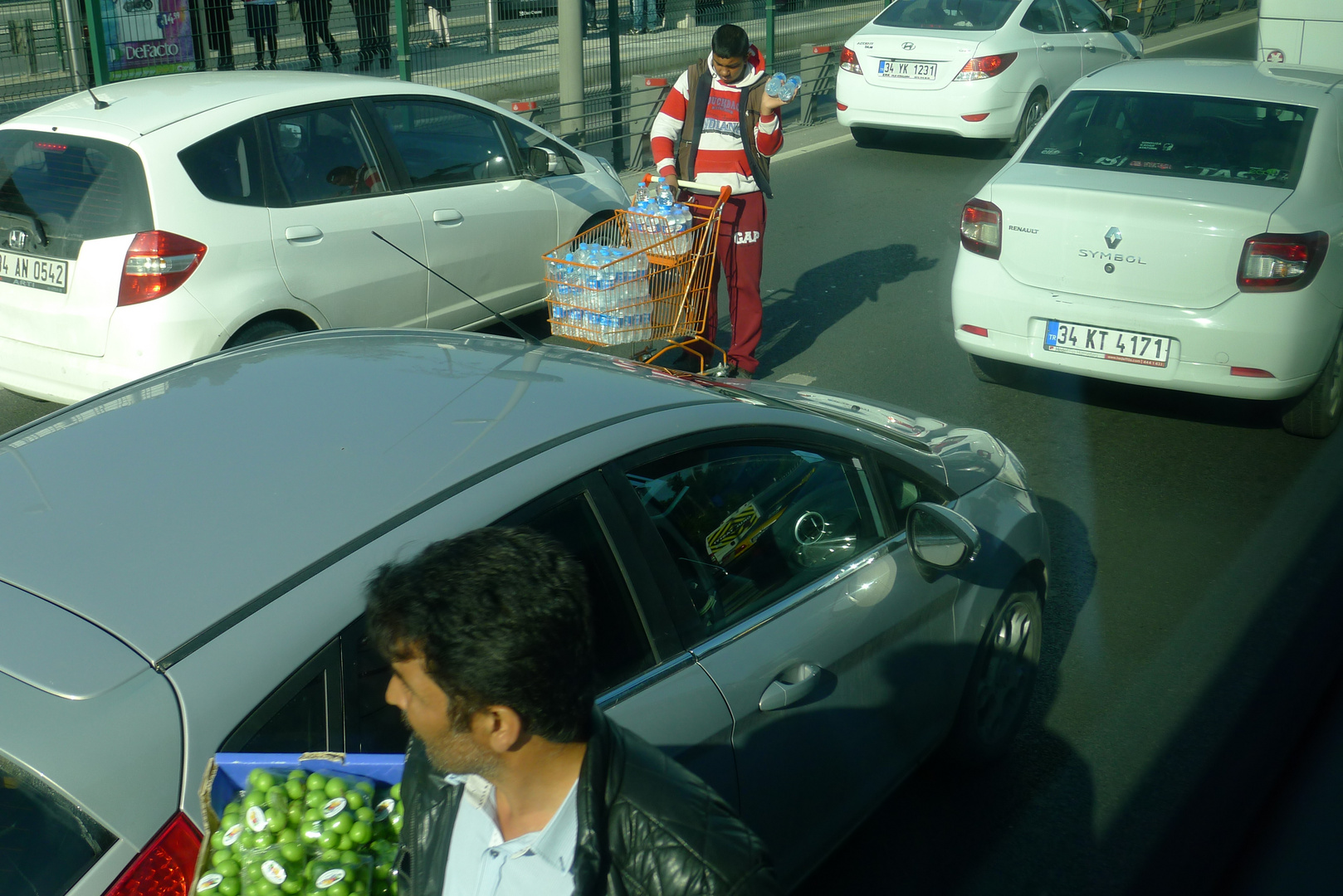 Straßenverkäufer auf der chronisch verstopften Hauptverkehrsachse