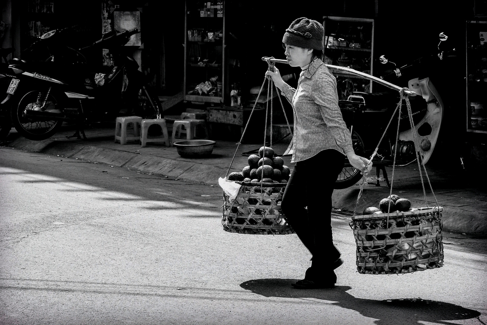 Straßenverkäuferin in Hanoi