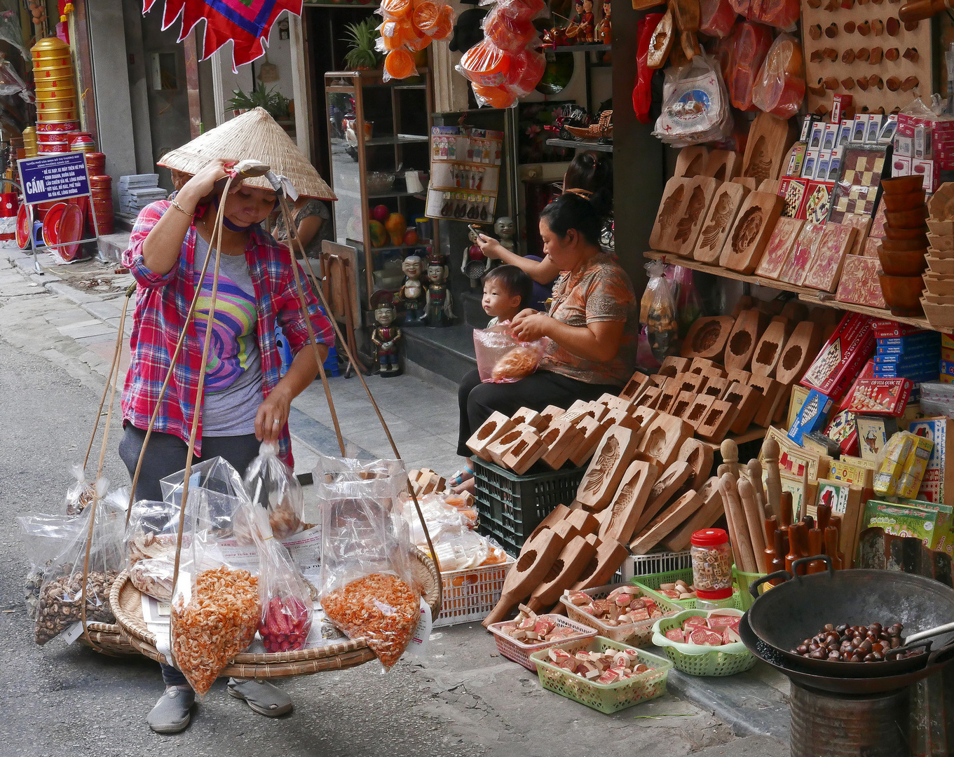 Straßenverkäuferin in Hanoi