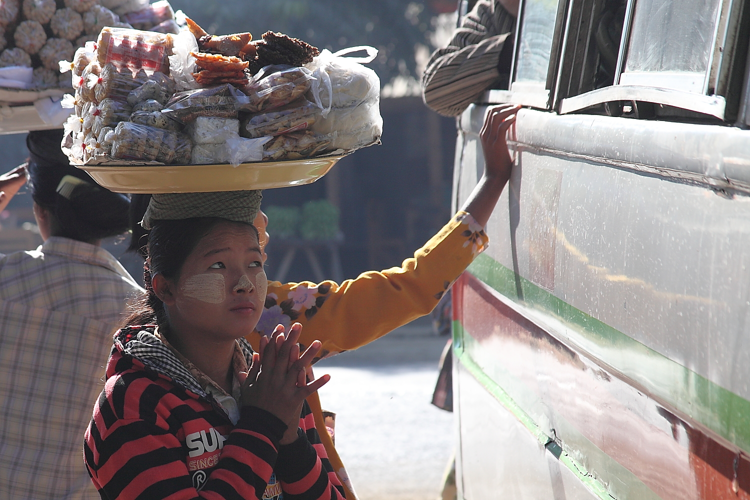 Strassenverkäuferin in Myanmar