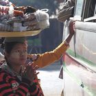 Strassenverkäuferin in Myanmar
