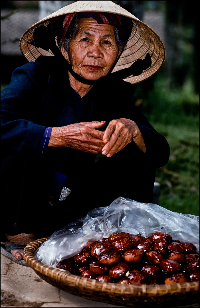 Straßenverkäuferin mit ihrem Angebot, Vietnam 1991