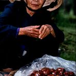 Straßenverkäuferin mit ihrem Angebot, Vietnam 1991