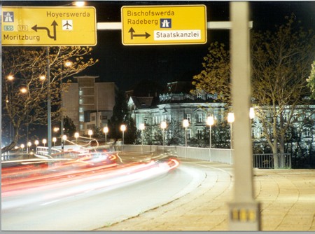 Straßenverkehr bei Nacht