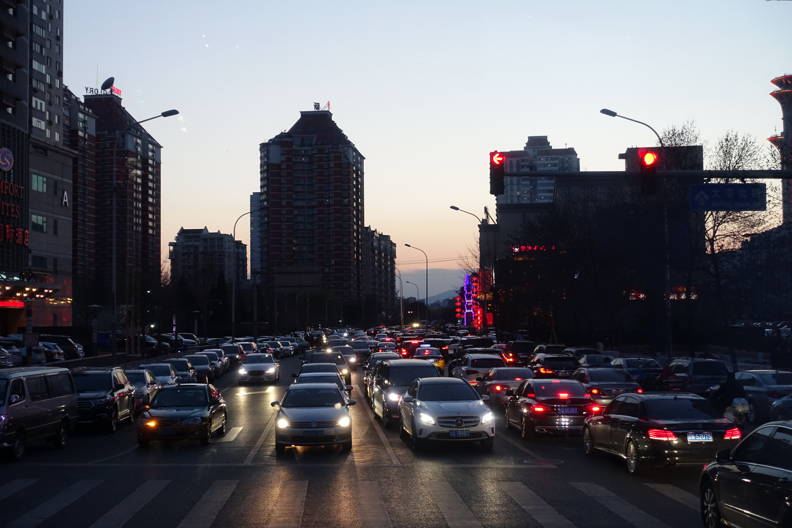 Straßenverkehr bei Sonnenuntergang in Peking