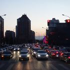 Straßenverkehr bei Sonnenuntergang in Peking