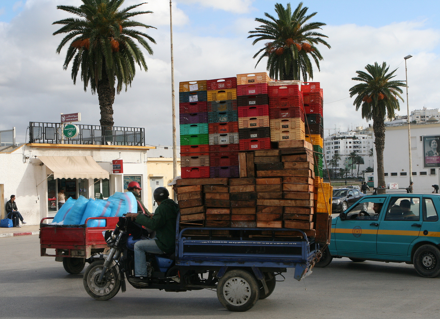 Straßenverkehr vor dem Hafen von Tanger