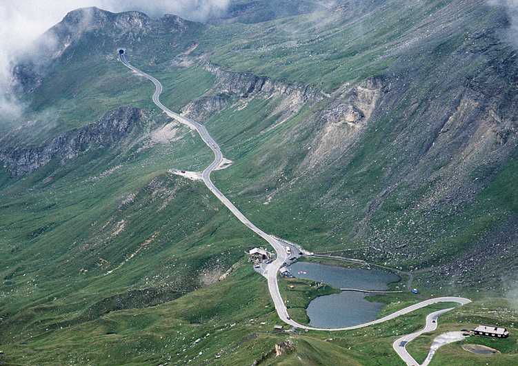 Straßenverlauf Alpen