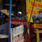 Strasseszene mit Müllbeuteln in der Äquatorregion von Südostuganda