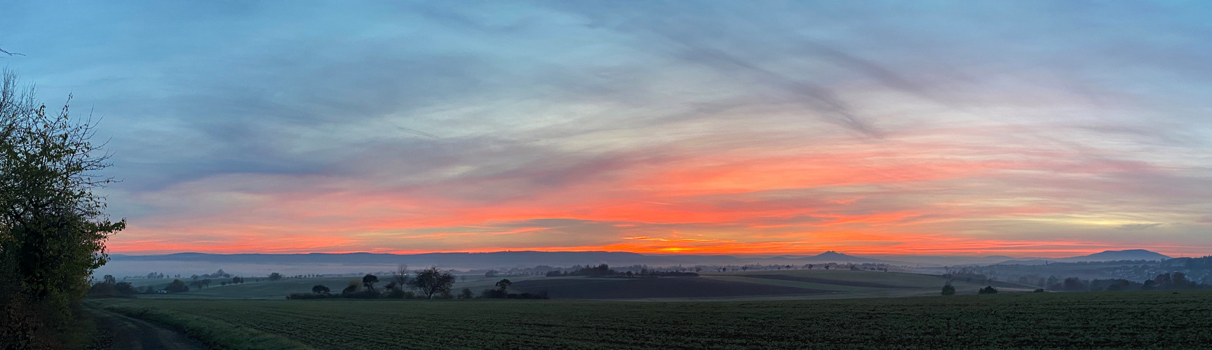 Straufhain und großer Gleichberg im Abendrot