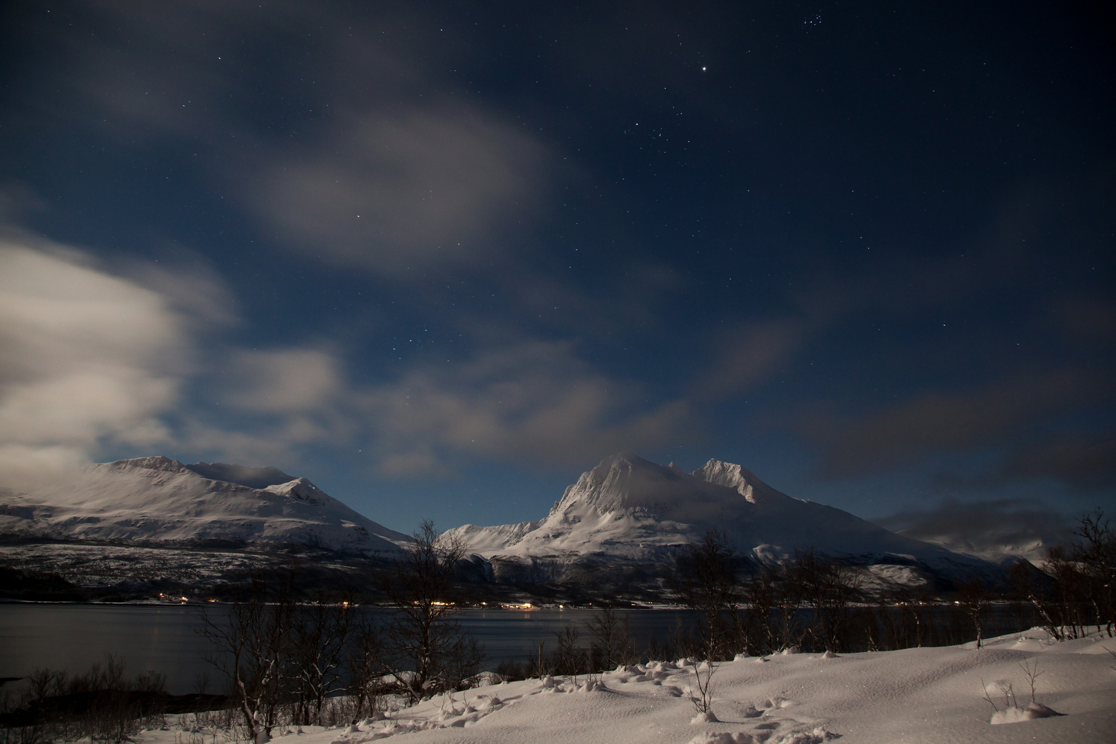 Straumsbukta bei Nacht