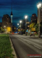 Strausberger Platz am Abend