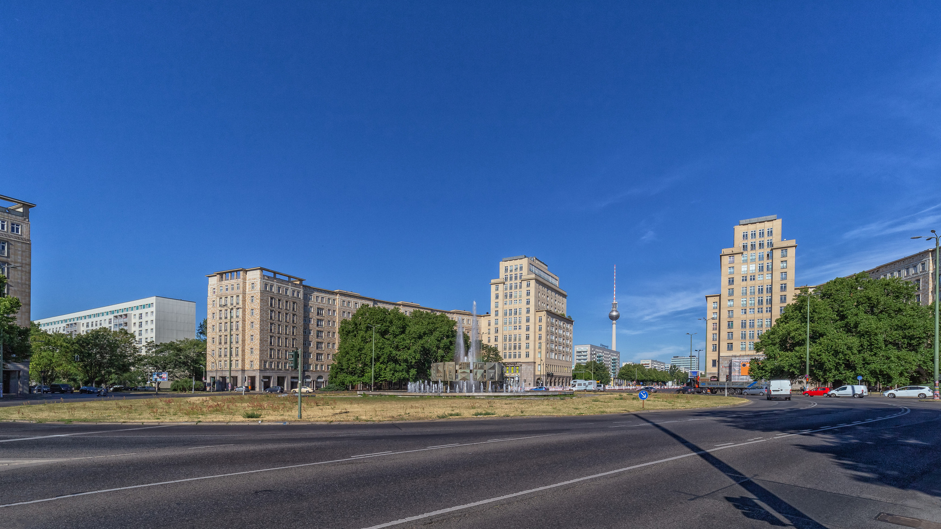 Strausberger Platz am frühen Morgen