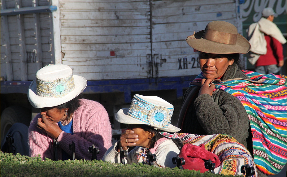 street 3 Bäuerinnen Dorfplatz Peru ca-11-16-col