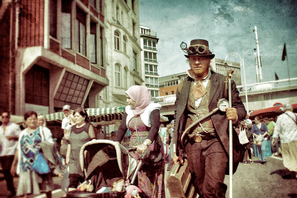 street (3) - Steam-Punk beim Einkauf auf dem Wochenmarkt