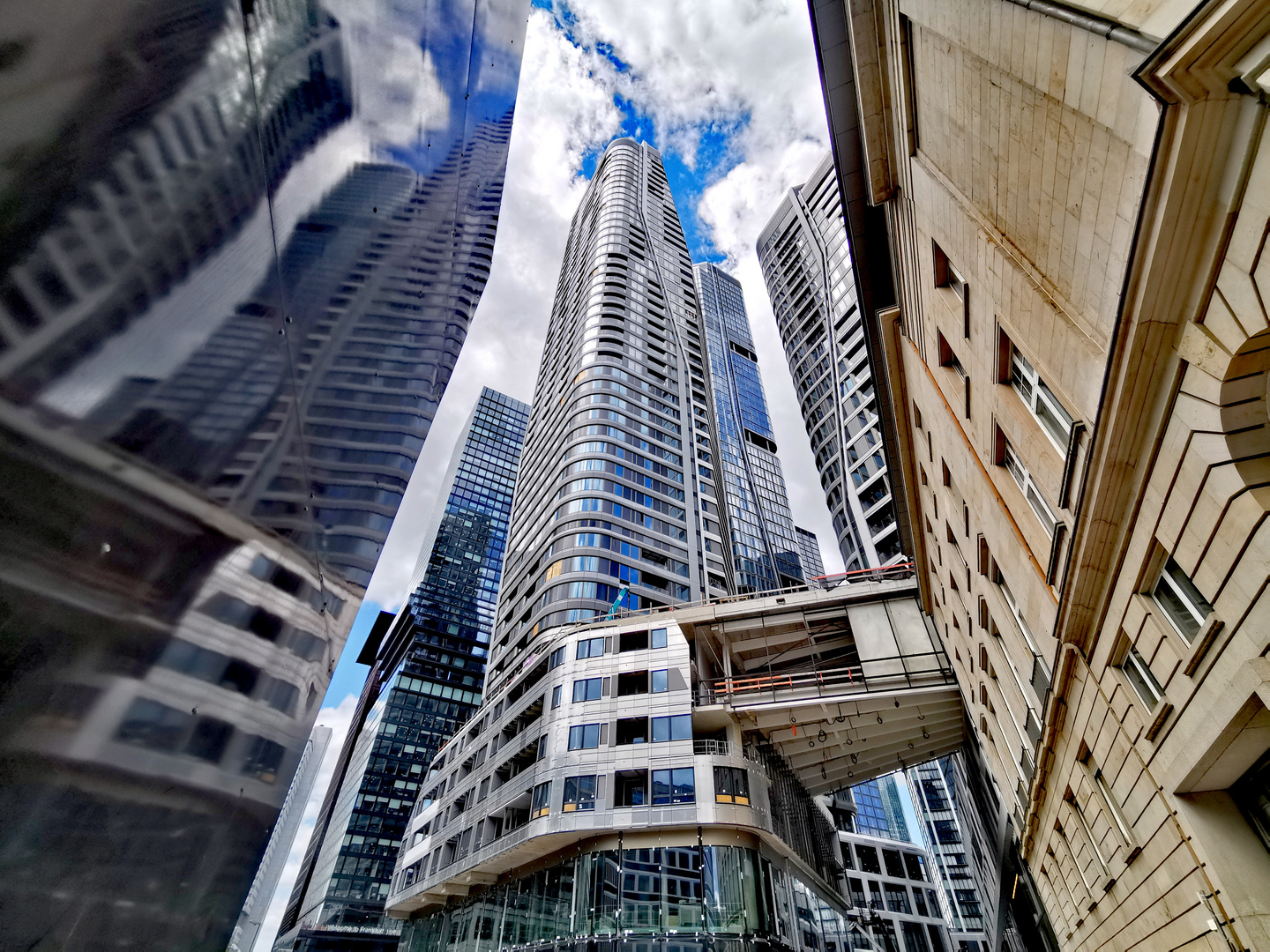 street 4Towers Spiegelung Hochhaus p30-25-840-col +Fotos