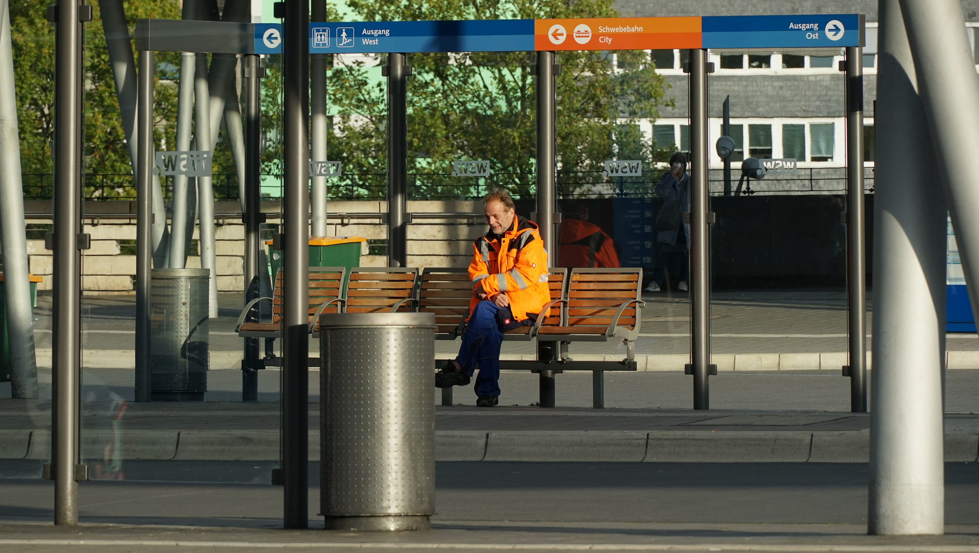 Street - an der Haltestelle