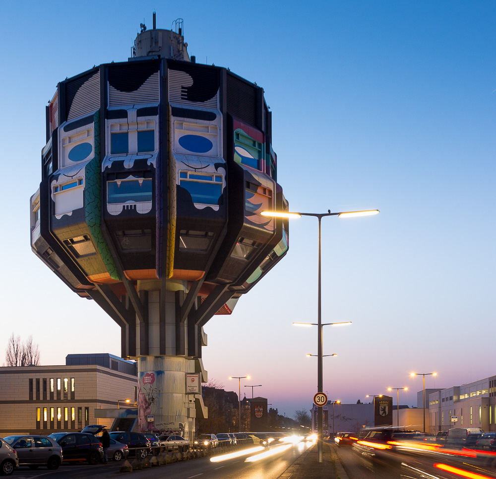 Street Art am Steglitzer Bierpinsel zur der blauen Stunde