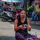 Street artist juggle with a glas ball 