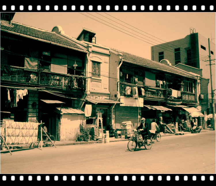 street beside Suzhou Creek