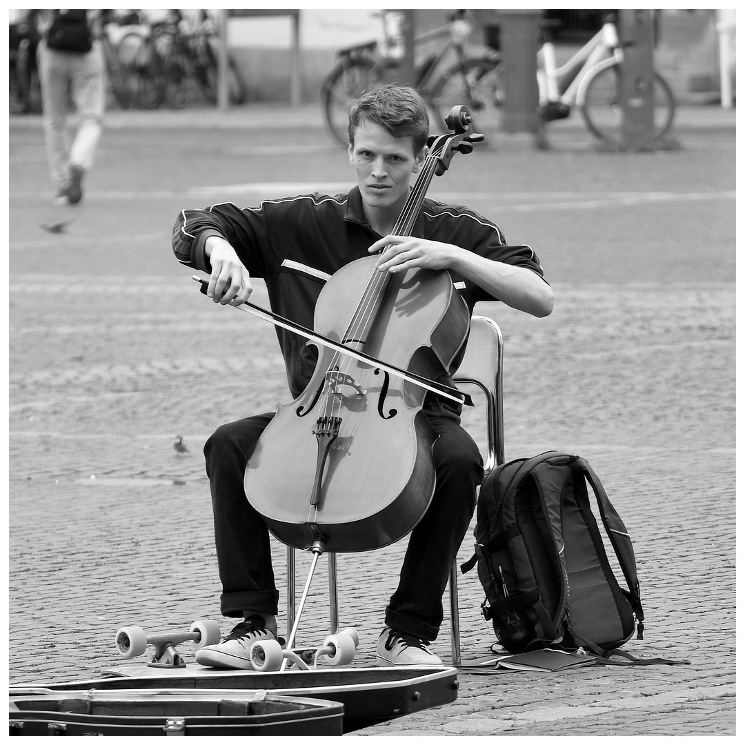 Street-Cello