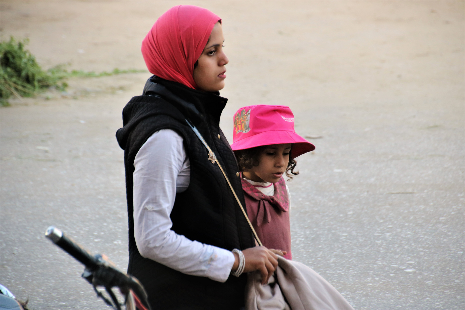street Frau und Kind Luxor Egypt E-1