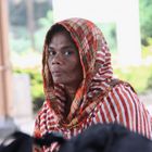 street Frau wartet SriLanka c50d-36-col +Reiseportraits