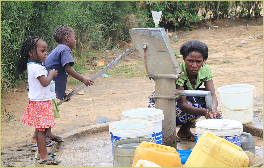 street Frau Wasserstelle Sambia Ca-col