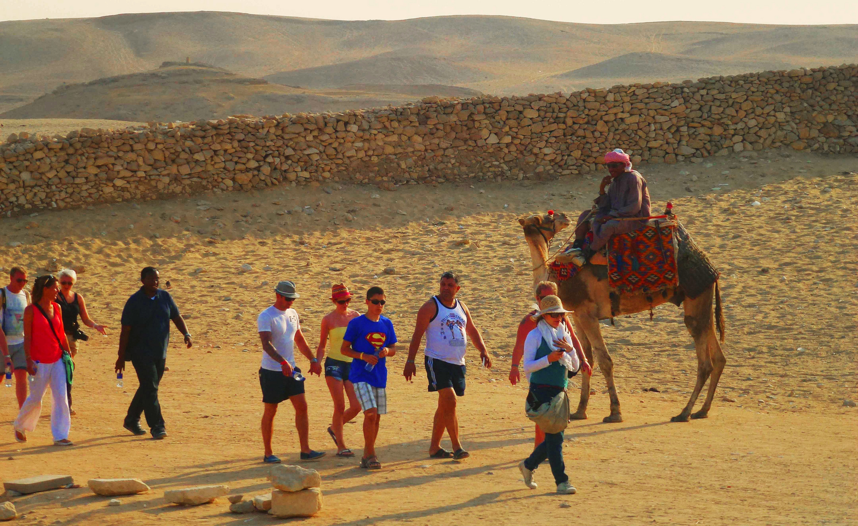 Street international: Touristenstrom in der ägyptischen Wüste nahe Kairo