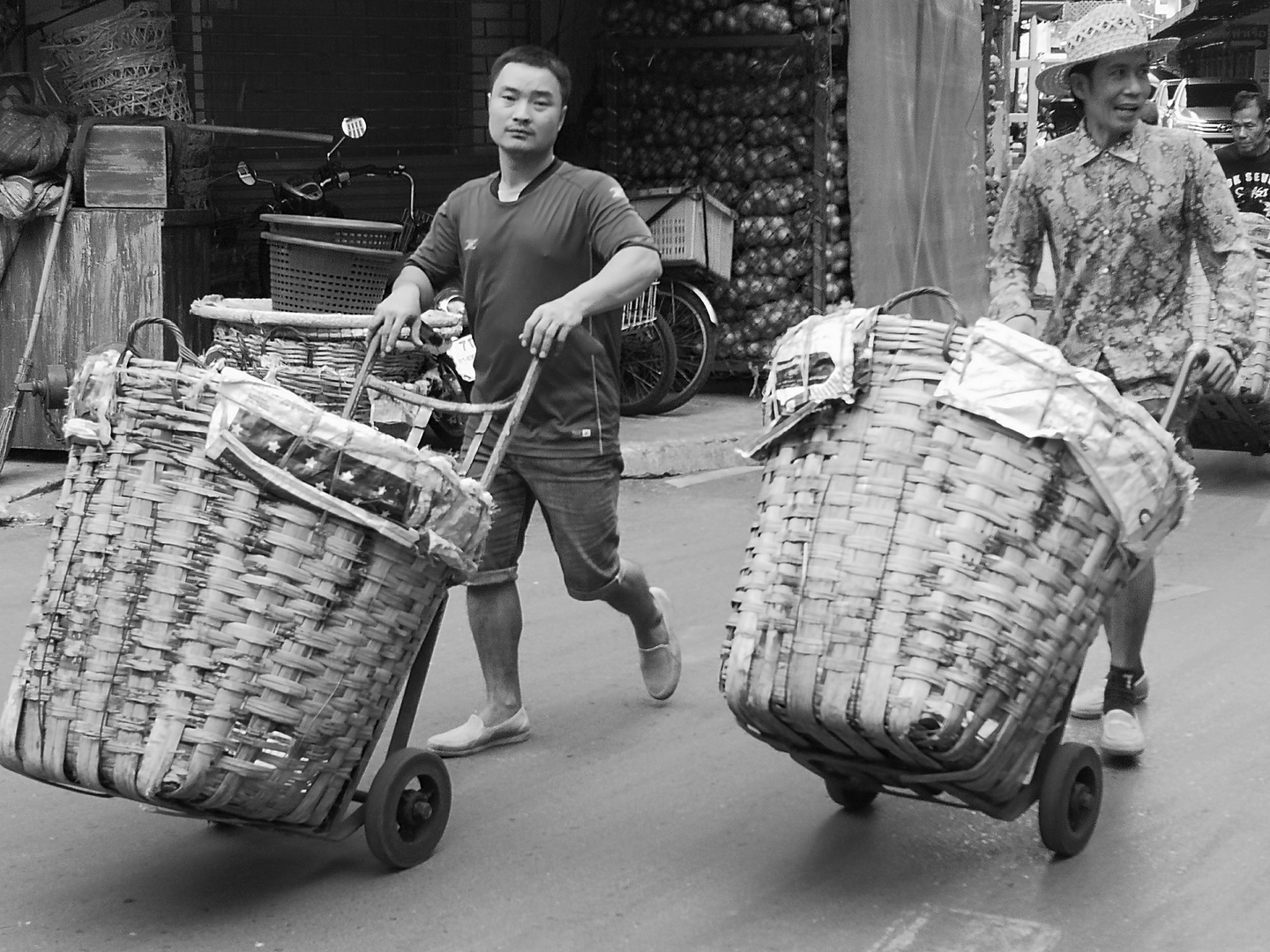 street Lastentraeger Blumenmarkt Bangkok P20-20-swfi