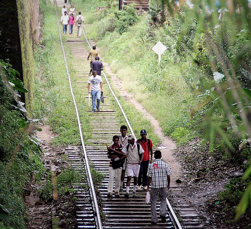 street Menschen auf Schienen Sri Lanka SL-68 +4Fotos