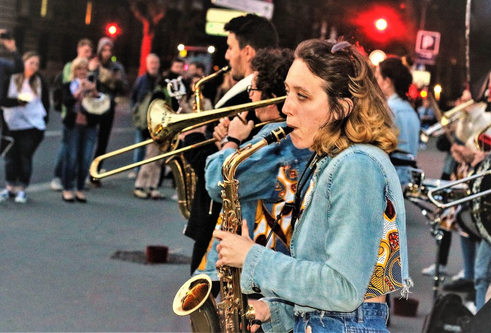 street music sax Paris Ca-19-58col +4Fotos +Story