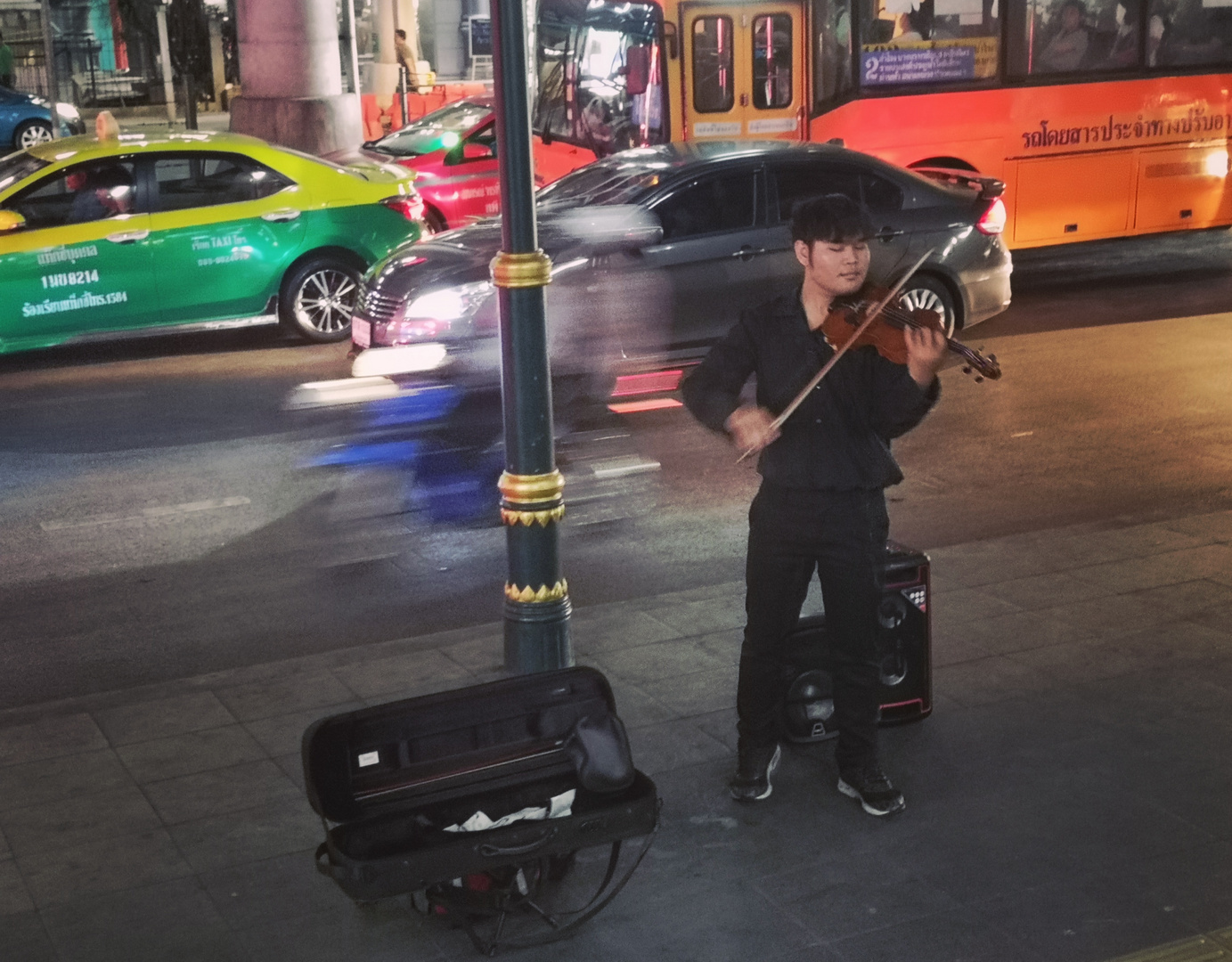 street music Violin Bangkok P20-20-colfi +1Foto