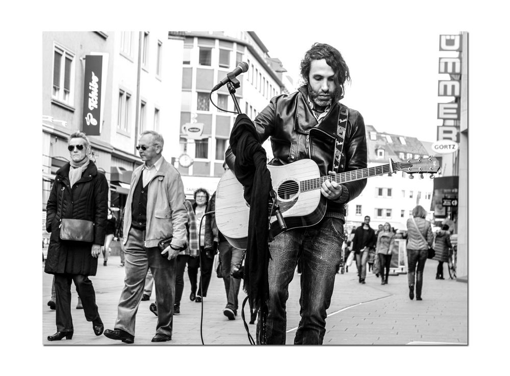 street music  Wuerzburg Saenger ca-16-50-sw