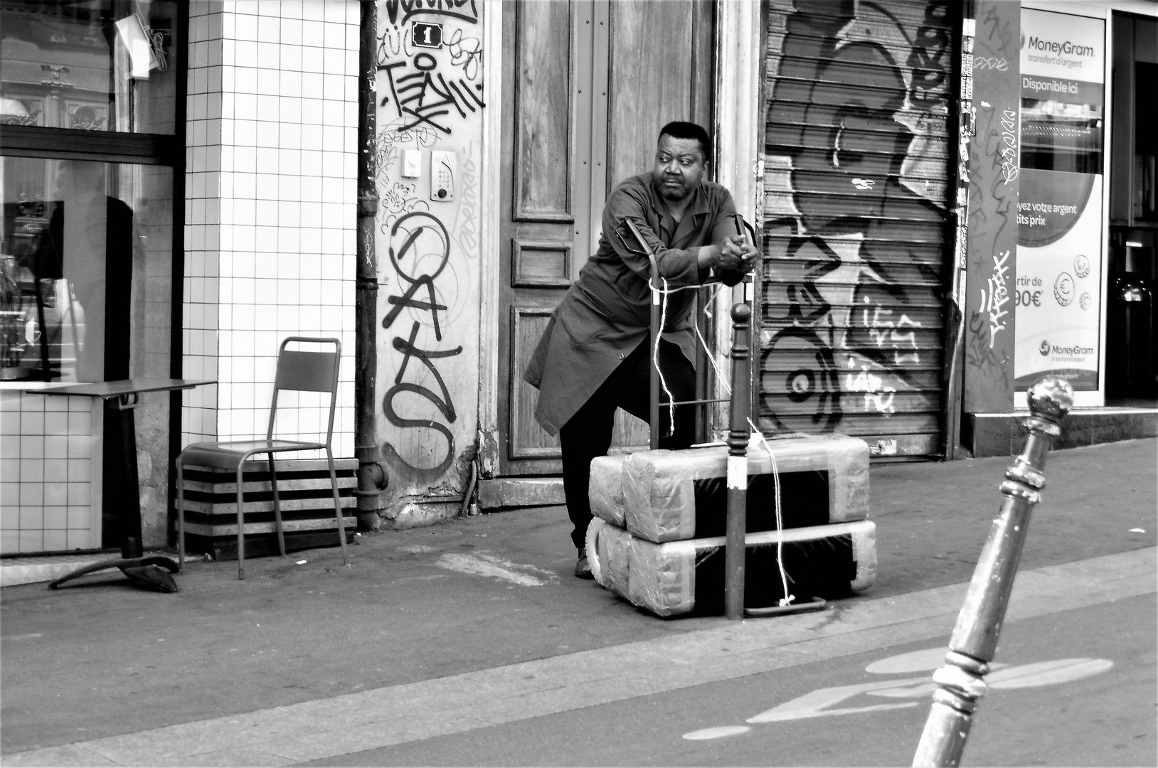 street PARIS Mann wartet lumix-19-78sw +6Fotos