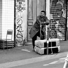 street PARIS Mann wartet lumix-19-78sw +6Fotos